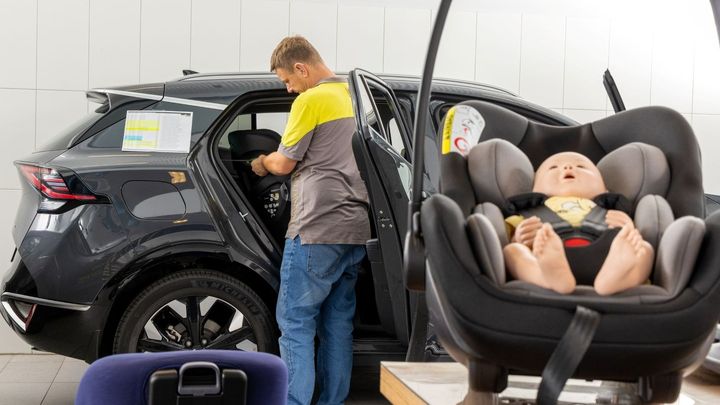 Nebezpečný propadák v testu dětských autosedaček. Dvě se při nárazu rozpadly