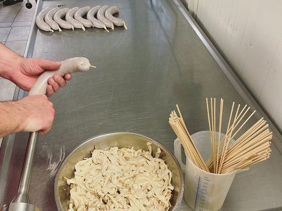 Jitrnice si tu můžeme vychutnat každý rok od svatého Václava až do Josefa. Minulý rok tu začali dělat i další specialitku – uzené jitrnice.