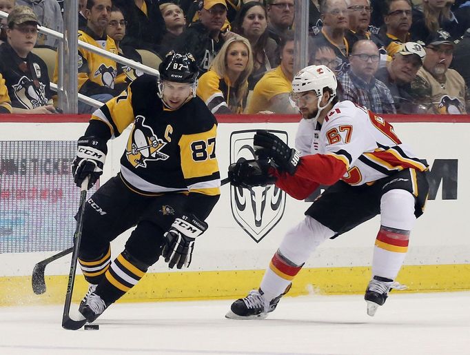 hokej, NHL 2017/2018, Pittsburgh - Calgary, Sidney Crosby a Michael Frolík