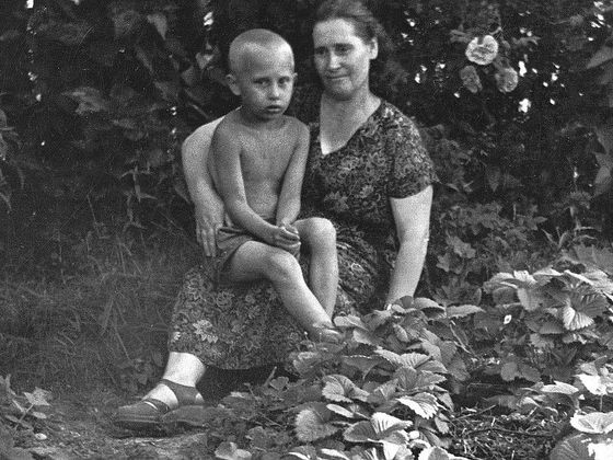 Little Vladimir Putin with his mother in 1958.