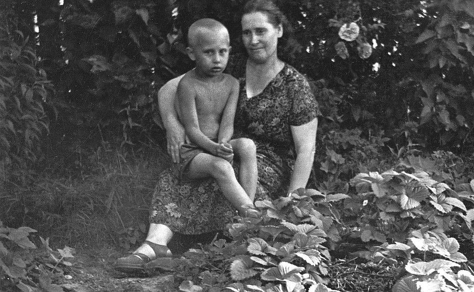 Putin se svou matkou v roce 1958