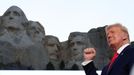 Americký prezident Donald Trump pod horou Mount Rushmore s obřím sousoším bývalých prezidentů USA.