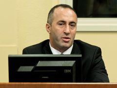 Ramush Haradinaj naslouchá v Haagu osvobozujícímu rozsudku. (29. listopadu 2012)