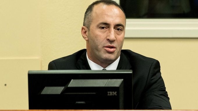 Ramush Haradinaj naslouchá v Haagu osvobozujícímu rozsudku. (29. listopadu 2012)