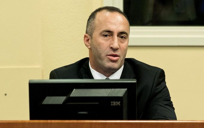 Ramush Haradinaj naslouchá v Haagu osvobozujícímu rozsudku. (29. listopadu 2012)