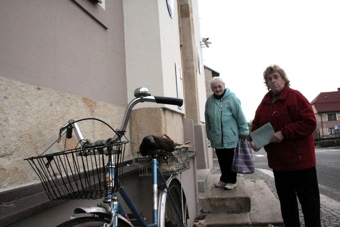 Pošťačka Zdena Kvapilová v Osečné na Liberecku. Do krajského zastupitelstva volí zelené. Věří totiž, že nepřipustí, aby se v Osečné začal těžit uran.