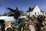 Harrisburg zasáhla bouře provázená tornády ve čtvrtek brzy ráno. V devítitisícovém městě poničila asi 300 domů. Při řádění živlů bylo zraněno sto lidí. Na snímku Harveyville v Kansasu.