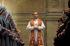 Jude Law jako Mladý papež budí ve Vatikánu kontroverzi. Cítí se jako Bůh