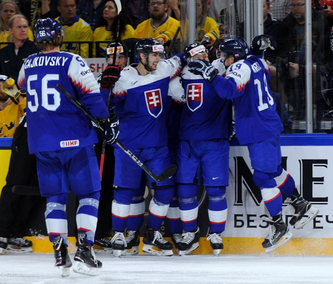 Slovensko se raduje z vyrovnávacího gólu proti Švédsku.