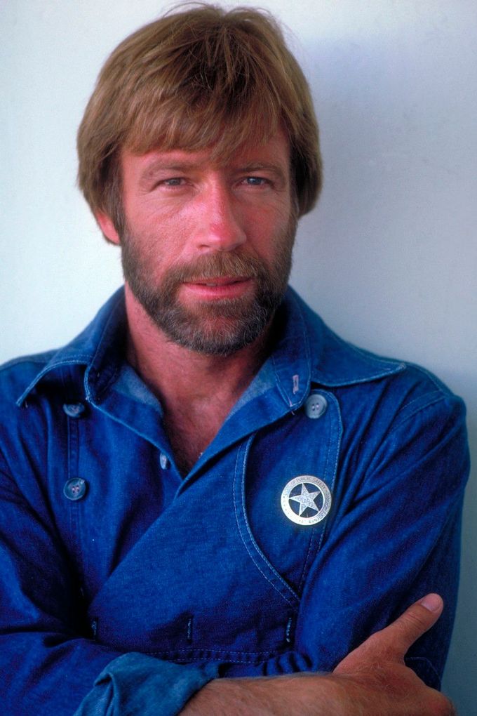 Chuck Norris jako J.J. McQuade ve filmu Lone Wolf McQuade (1983), režie Steve Carver.