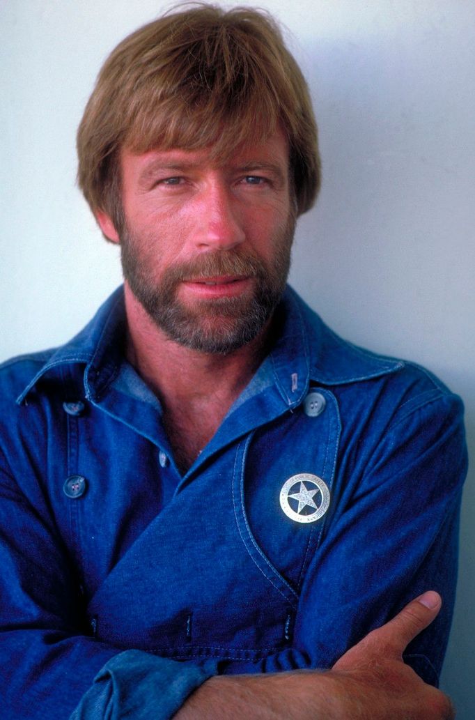 Chuck Norris jako J.J. McQuade ve filmu Lone Wolf McQuade (1983), režie Steve Carver.