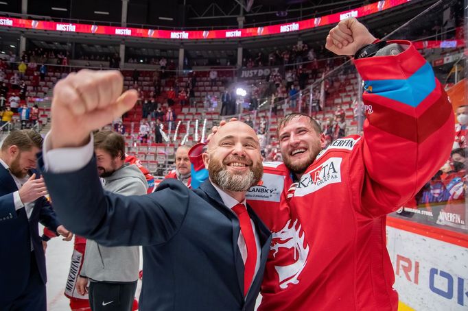 Brankář Ondřej Kacetl s trenérem gólmanů Jaroslavem Kamešem.