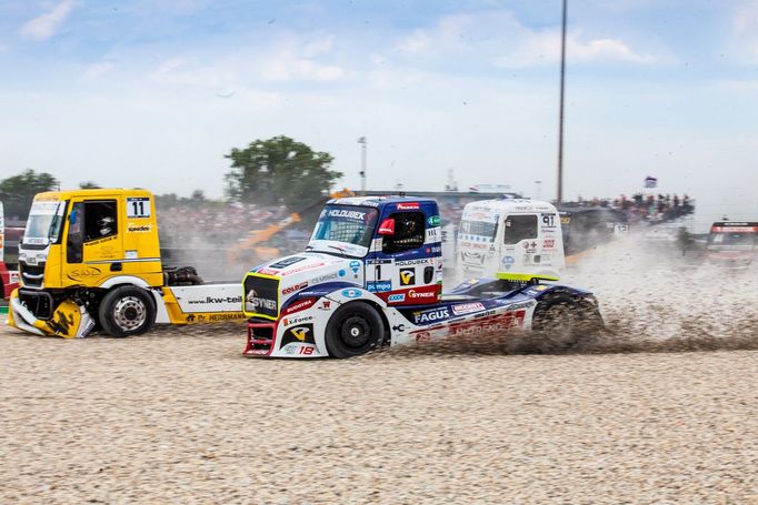 Adam Lacko v Buggyře mimo trať při závodech ME tahačů na Slovakia Ringu 2018