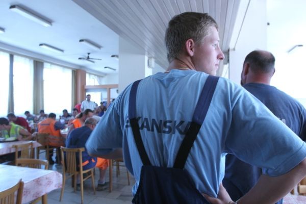 "Co ti mám říct. Buď práce bude, nebo nás pošlou do p...," utrousí ve frontě za tímto mladíkem Martin z Uherského Brodu, který má u Skansky smlouvu na dobu neurčitou jako tesař. Opakuje tak asi nejčastější postoj pracovníků na dálnici. Na oběd bylo na výběr ze čtyř menu od 54 do 64 korun. Vepřový steak s bramborem nebyl špatný.