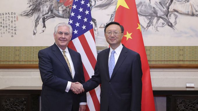 Americký ministr zahraničí Rex Tillerson se svým čínským protějškem v Pekingu.
