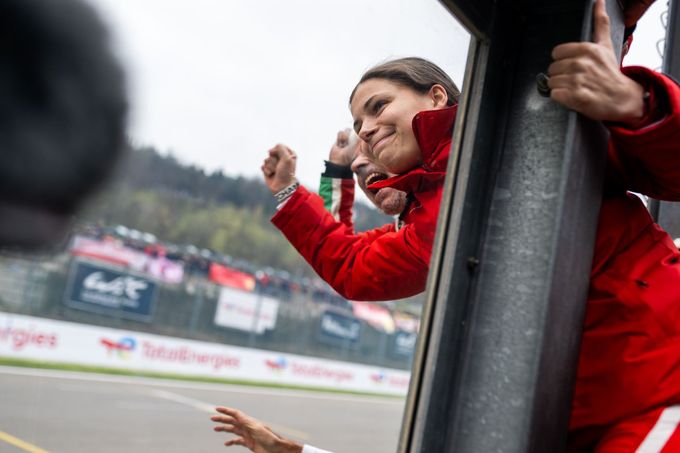 Lilou Wadouxová slaví vítězství v šestihodinovce ve Spa-Francorchamps.