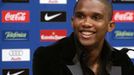 Barcelonský Samuel Eto se usmívá během tiskové konference.