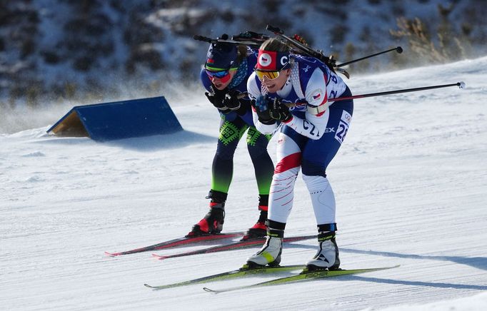 Lucie Charvátová v hromadném závodě na 12,5 km na ZOH 2022 v Pekingu