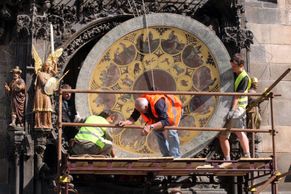 Foto: Co zbude z pražského orloje, když se odveze kruh? Velká oprava začala, turisti pláčou