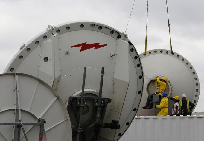 Workers construct satellite dishes for the world's media ahead of the Olympic Games in the London 2012 Olympic Park at Stratford in London July 17, 2012. REUTERS/Luke MacGregor (BRITAIN - Tags: SPORT OLYMPICS TPX IMAGES OF THE DAY MEDIA) Published: Čec. 17, 2012, 12:04 odp.