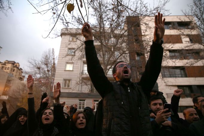 Protest v Teheránu proti zabití Kásima Sulejmáního americkou armádou.