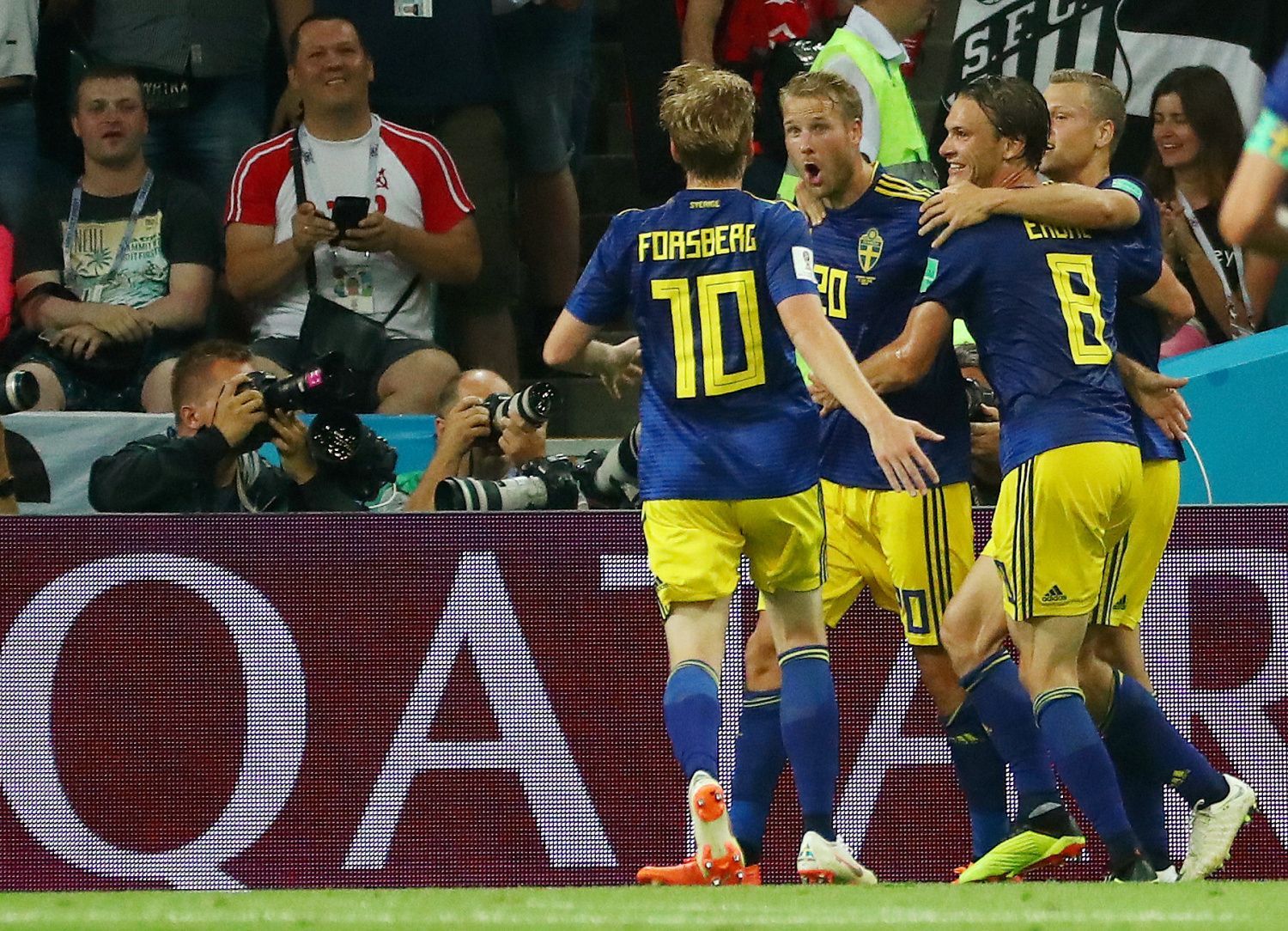 Ola Toivonen slaví gól v zápase Německo - Švédsko na MS 2018