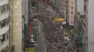 Demonstranti se tak obávají, že přílišná podpora Leunga ze strany centrální vlády znamená konec demokratickému směřování Hongkongu, který od roku 1997 relativně úspěšně funguje pod čínskou správou podle motta "jedna země, dva systémy".