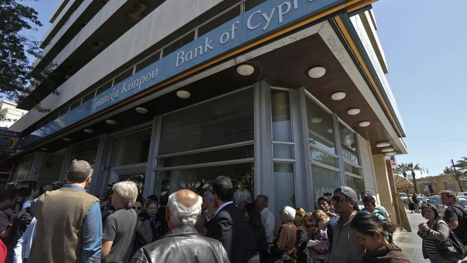 Majitelé velkých vkladů u největší kyperské banky Bank of Cyprus přijdou z vkladu přesahujícího 100 000 eur o 37,5 procenta uložené částky.