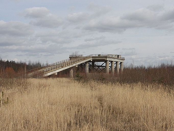 Po kilometru se otevírá planina s podivnou stavbou. Dvacet metrů vysoká plošina s nájezdem pro těžké nákladní vozy.