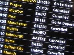 Většina letů mířících na Heathrow byla zrušena.