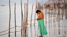 A Hindu woman gets dressed after taking a holy dip in the waters of the Ganges river ahead of the "Kumbh Mela", or Pitcher Festival, in the northern Indian city of Allahabad January 10, 2013. During the festival, hundreds of thousands of Hindus take part in a religious gathering at the banks of the river Ganges. The festival is held every 12 years in different Indian cities. REUTERS/Ahmad Masood (INDIA - Tags: RELIGION SOCIETY) Published: Led. 10, 2013, 8:33 dop.