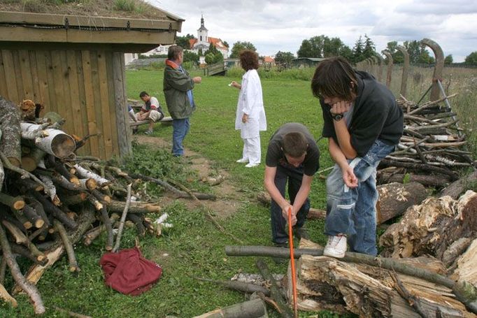 Když nařežeme dřevo na táborák máme větší šanci na samostatnou vycházku