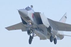 Rusko úspěšně otestovalo novou nadzvukovou raketu. Dokáže zasáhnout cíl vzdálený 2 tisíce kilometrů