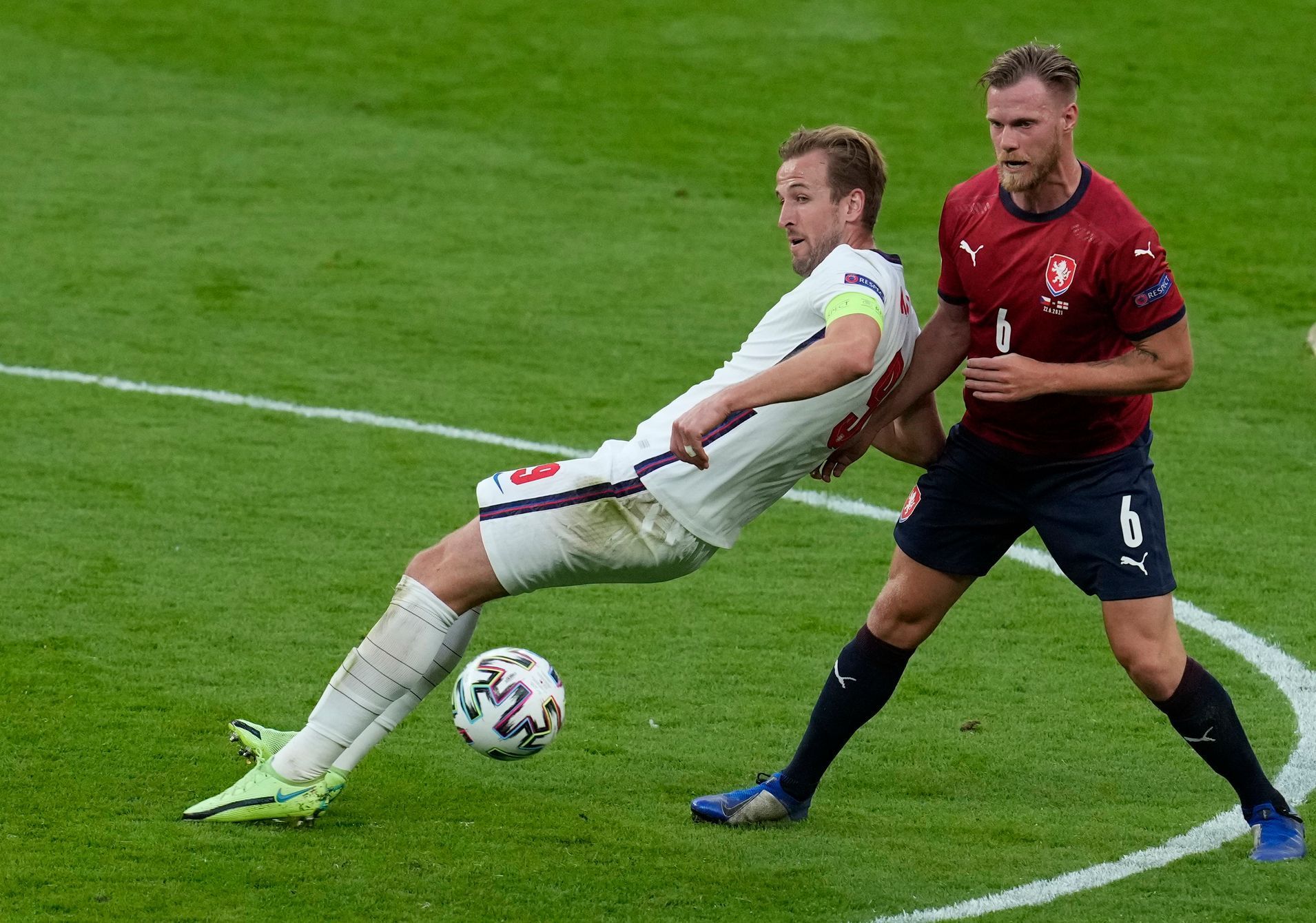 Harry Kane a Tomáš Kalas v zápase Česko - Anglie na ME 2020