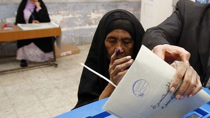 Žena z jihoirácké Basry vhazuje do urny svůj hlas.