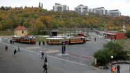 Někdejší tramvajová trať do Radlic, která končila u školy o pár set metrů blíže k Vltavě, byla zrušena v roce 1983.