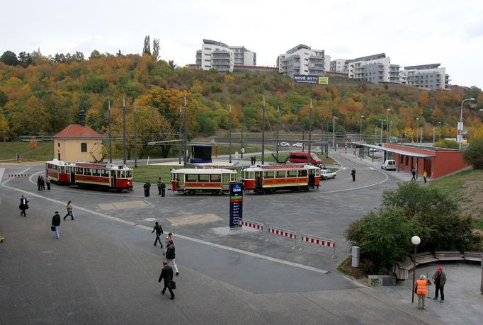 Někdejší tramvajová trať do Radlic, která končila u školy o pár set metrů blíže k Vltavě, byla zrušena v roce 1983.