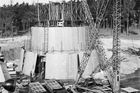 Po vybetonování základů se začala budovat základna stavby o průměru dvanáct metrů. Na snímku z 11. března 1961 je možné vidět montéry závodu Hutní montáže VŽKG z Ostravy.