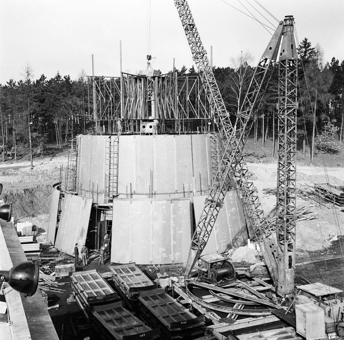 Na snímku: Stavba vysílače Cukrák. Výstavba vysílače začala v roce 1959 na kopci Kopanina (411 m n. m.) u Prahy. Zařízení bylo provozu uvedeno 26. listopadu 1961.