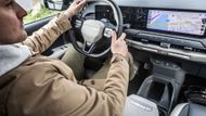 Jakmile s elektromobilem jedete po dálnici lehce nad limit a dynamicky předjíždíte, dojezd nepříjemně klesá.