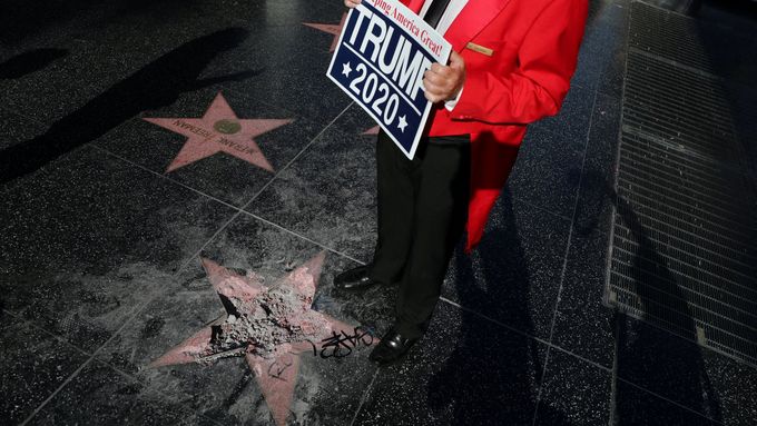 Poničená hvězda Donalda Trumpa na hollywoodském chodníku slávy