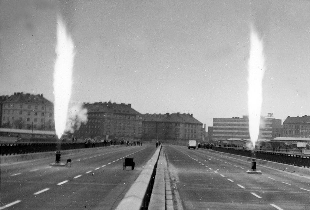 Obrazem: Unikátní fotografie z historie stavby Nuselského mostu / rok 1974