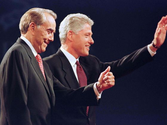 Bob Dole a Bill Clinton v prezidentské debatě.