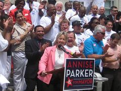 V USA zkoušeli léčbu elektrošoky. Nepomohly. Na snímku lesbická starostka Houstonu Annise Parkerová.
