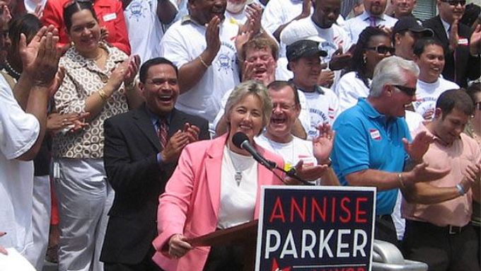 Annise Parkerová (v růžovém) během předvolební kampaně.