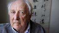 2011: Tomas Tranströmer. Minulá literární cena připadla autorovi, který je mimo svou zemi relativně neznámý. Naštěstí tou zemí je Švédsko, z něhož pochází i Alfred Nobel. Kromě toho to není romanopisec, ale básník, takže Švédská akademie dala přednost jeho schopnému, lyrickému jazyku. Porota ho ocenila za ,,zhuštěné, přesto průzračné obrazy, jež nám poskytují nový pohled na realitu". Pokud by měl o jeho dílo zájem český čtenář, buď se musí naučit švédsky, vyhledat si cizojazyčný překlad, nebo se spokojit s několika málo ukázkami v časopise nebo antologii švédské poezie.