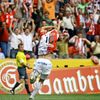 Daniel Pudil si radostí sundává dres. Po 40 minutách na hřišti poslal Slavii opět do vedení (2:1). Chvíli na to obdržel za "přehnané oslavy" žlutou kartu.