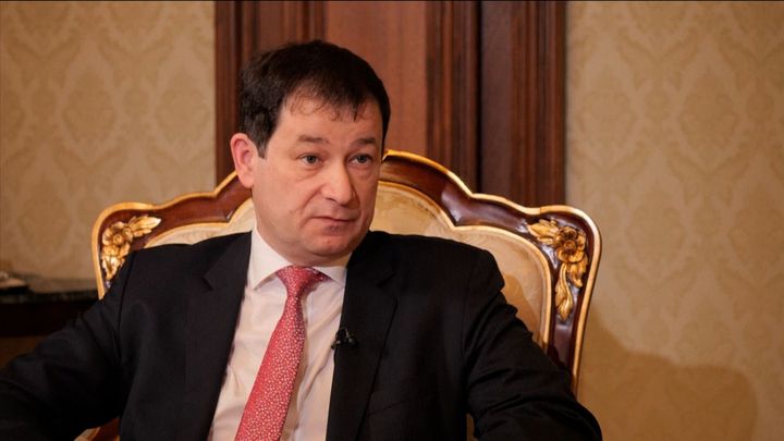 "Jak víte, že to neudělali Ukrajinci?" Ruskému diplomatovi ukázali fotku z Mariupolu; Zdroj foto: Associated Press