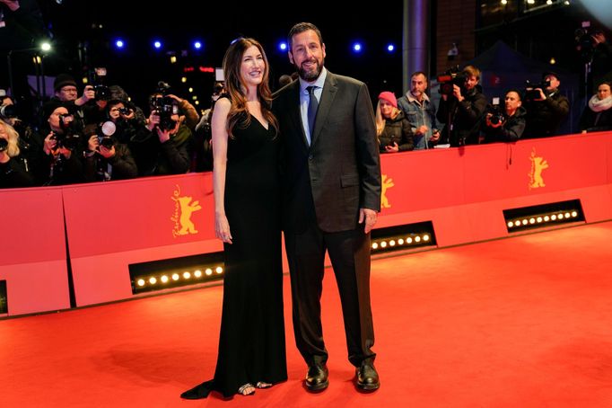 Adam Sandler s manželkou Jackie na červeném koberci.