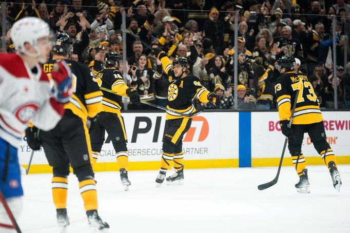 David Pastrňák slaví gól při zápase Bostonu proti Montrealu v NHL.